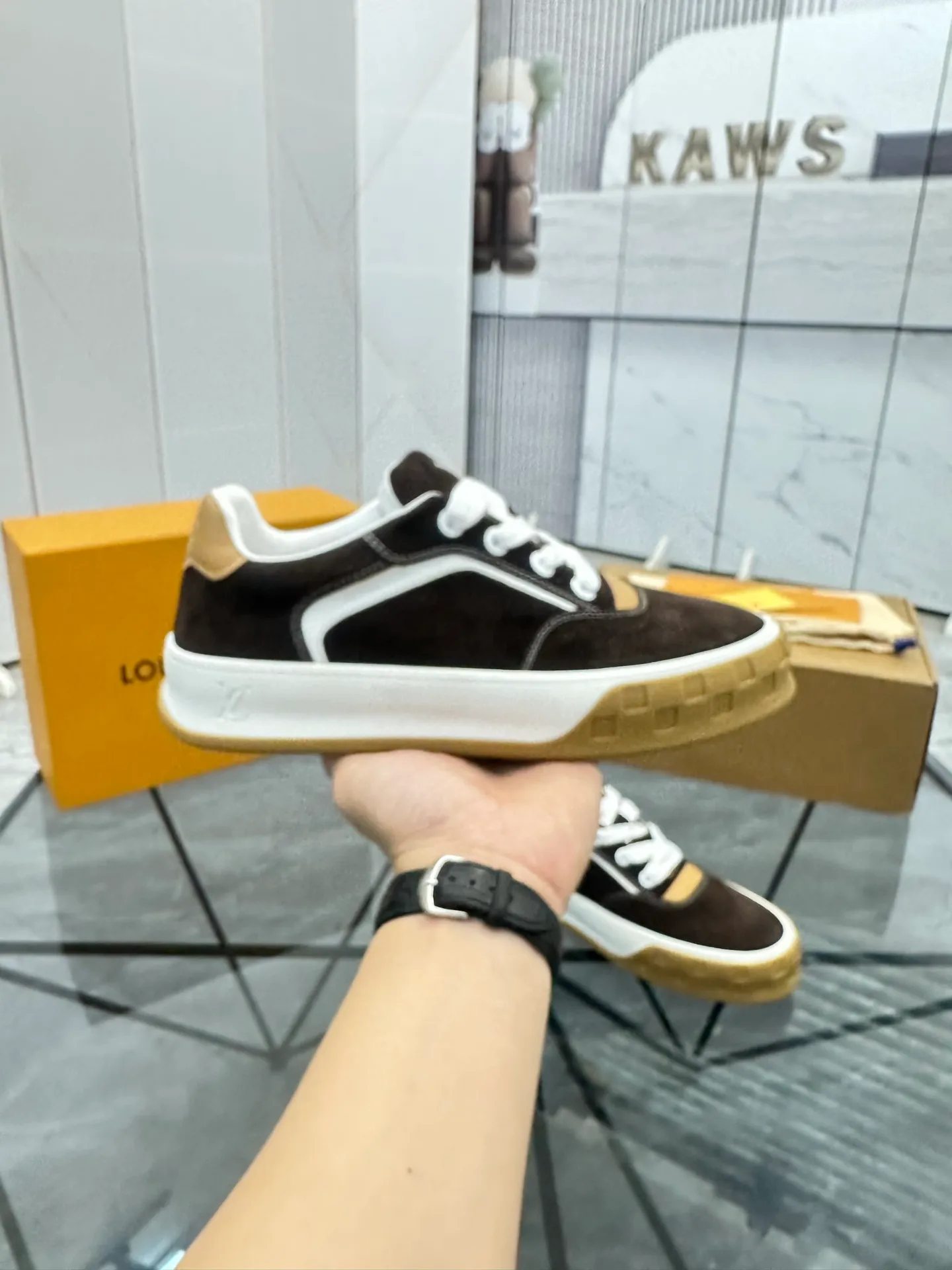Men's shoes for sale 💰: 💰P660¥ Top quality Comes with airplane case Product trademark: LV* "Louis Vuitton*" low-top casual shoes Regular size: 35-44 (can be customized to 45) Couple style Product materials: imported nubuck leather upper, sheepskin lining, original outsole. Number: 819
